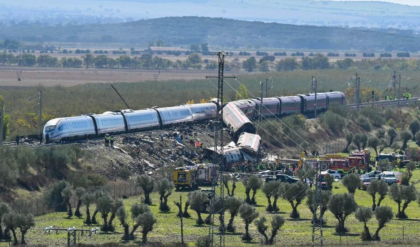 Dos trenes de alta velocidad accidentados junto a un terraplén y equipos de emergencia en la zona